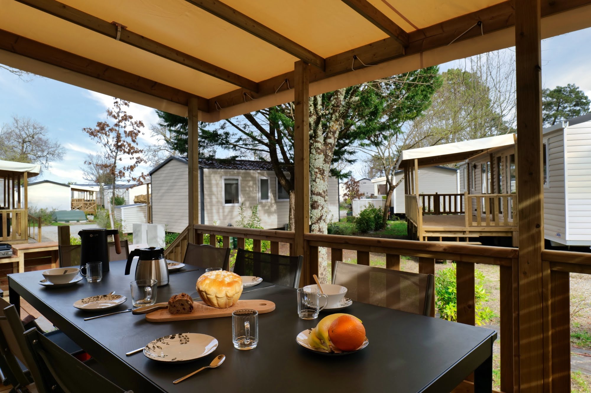 Mobil Home du Ferret FH03 - Rapidhome Bora Bora 2023 - La table de la terrasse avec vue sur le camping